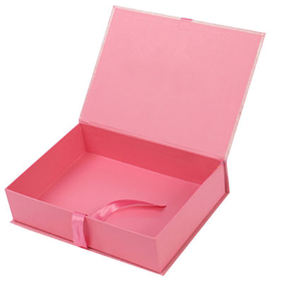 El libro forma la caja de regalo magnética impresa rosa de la cartulina con la decoración de la cinta